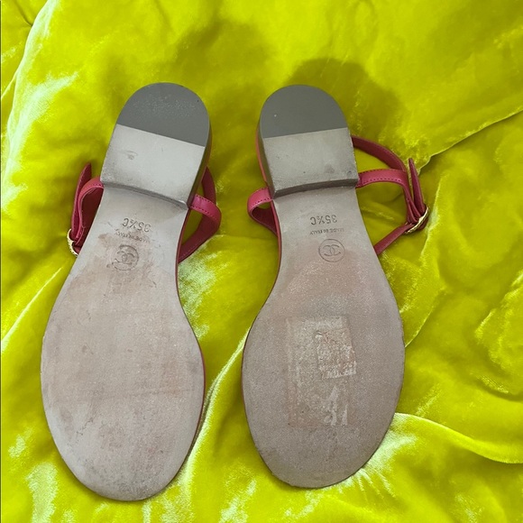 Beautiful Chanel red thong flat sandals with Gold CC logo size 35.5 1/2! - Picture 7 of 8